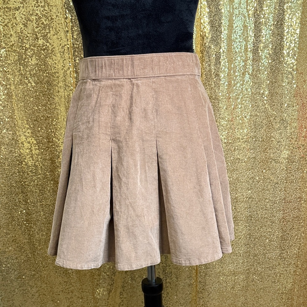 Hollister High Rise Corduroy Pleated Mini Skirt in tan - Picture 4 of 7